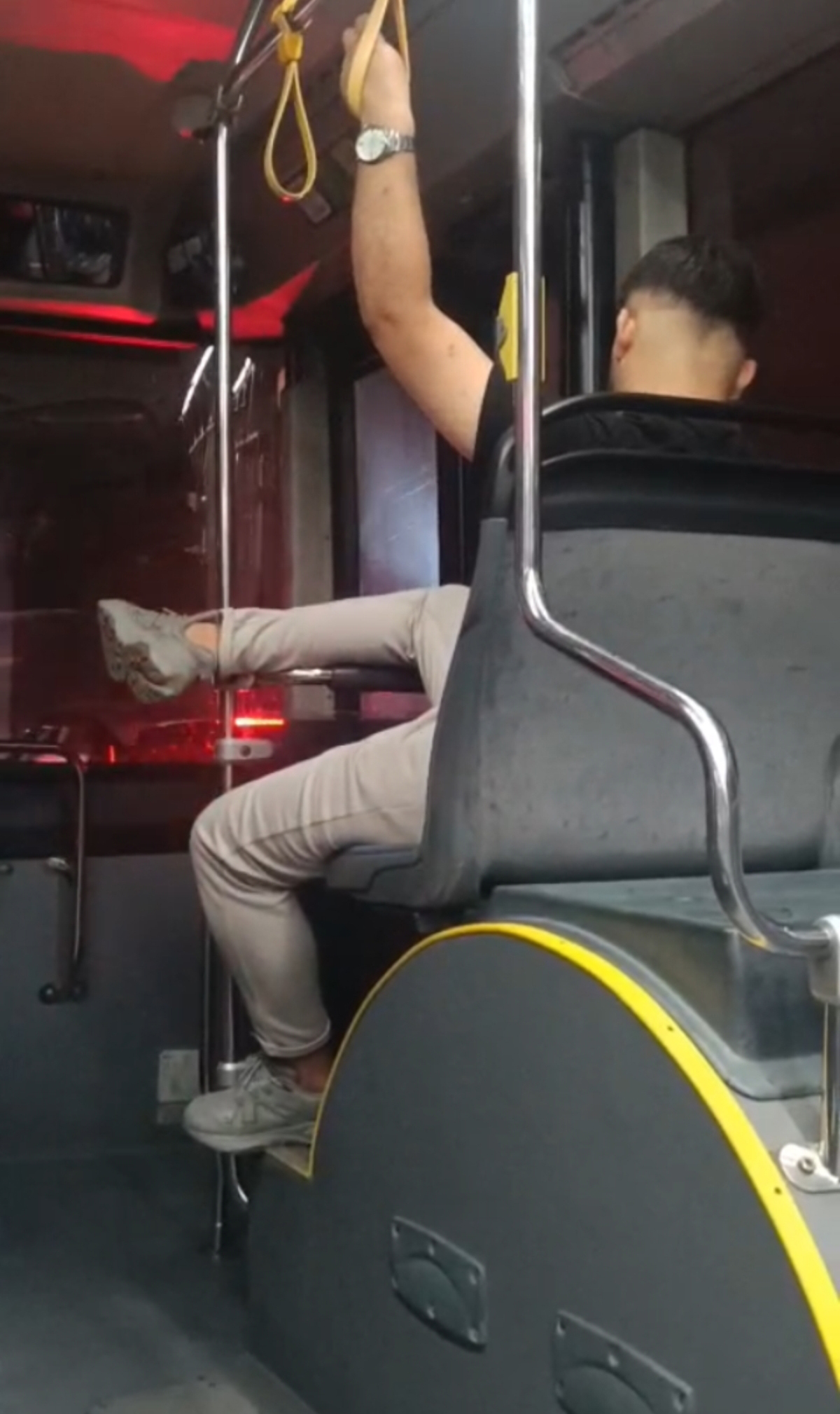 istanbul-otobuslerde-pes-dedirten-go-803014-237693.jpg