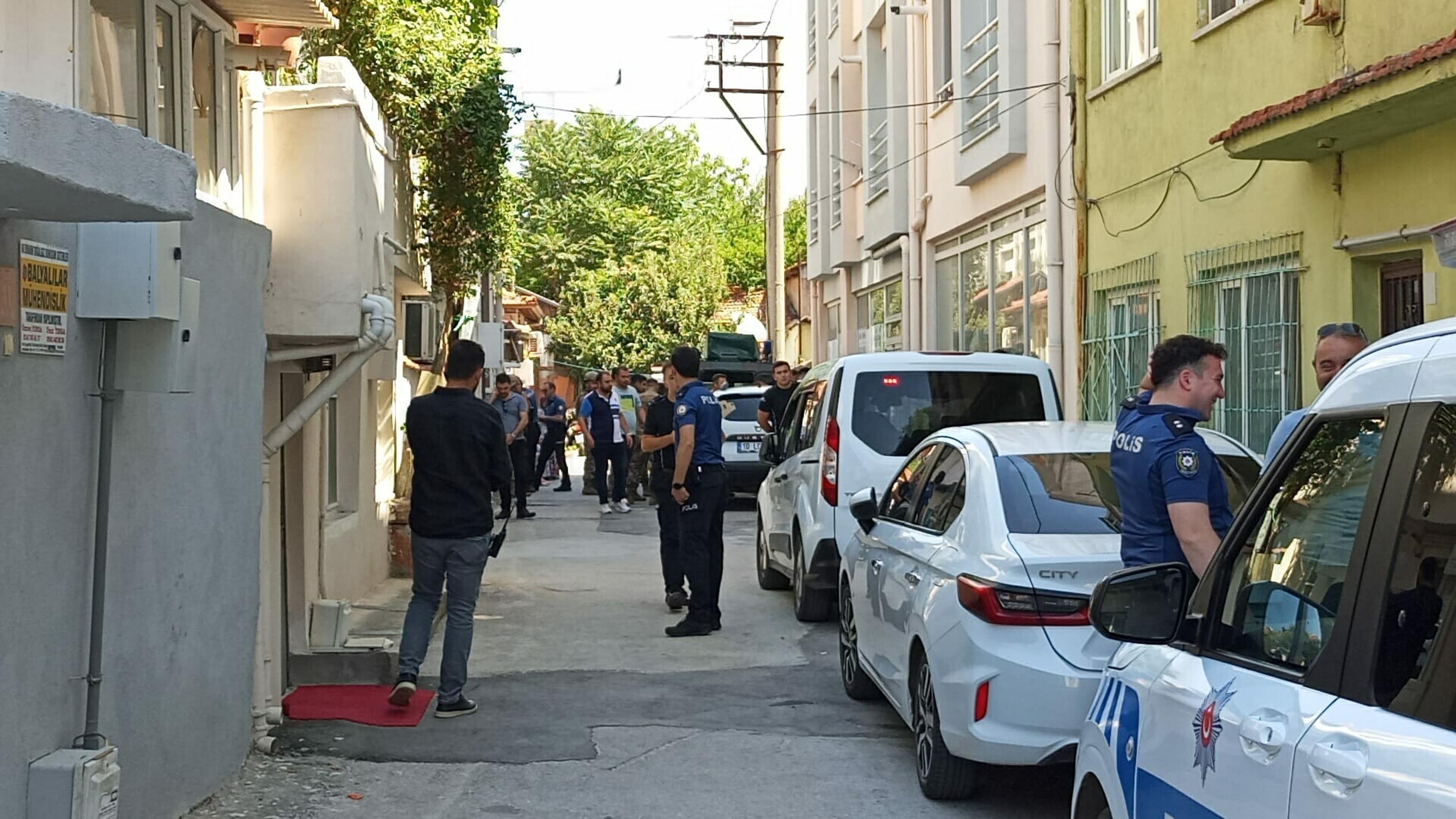 saglik-ekibinin-ihbarina-giden-polisi-bi-803620-237883.jpg