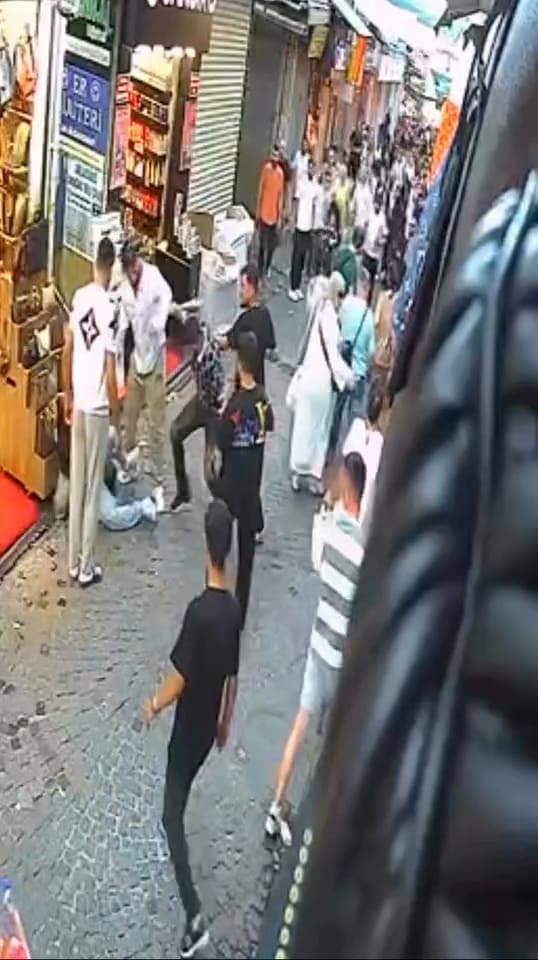 istanbul-fatihte-kavgada-sopa-ve-yumr-807184-239045.jpg