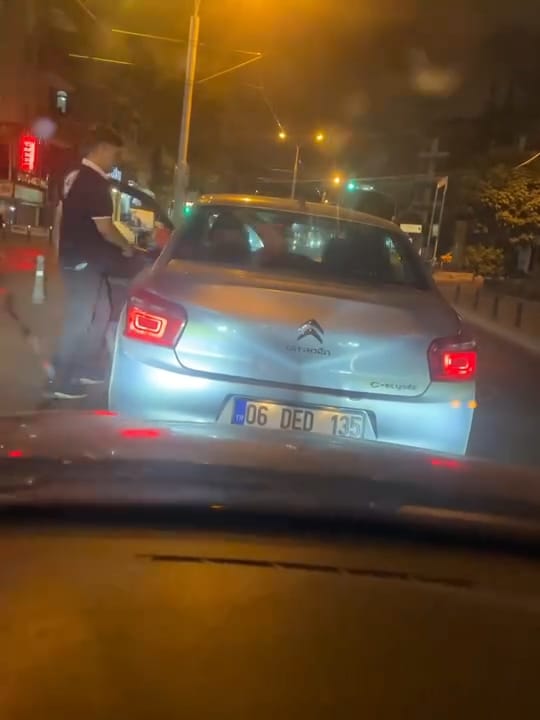 istanbul-gungorende-yol-verme-kavgasi-812000-240451.jpg