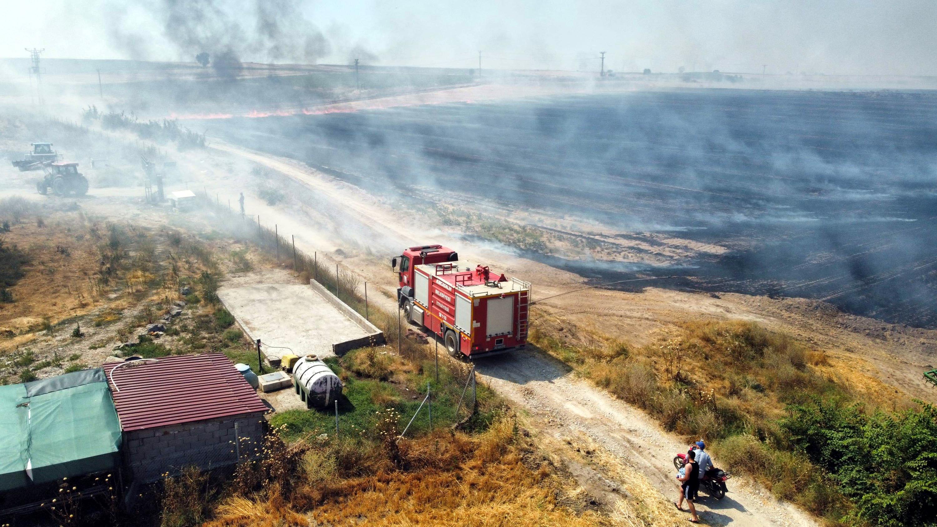 edirnede-aniz-yangini-kara-yolu-kapati-815073-241379.jpg