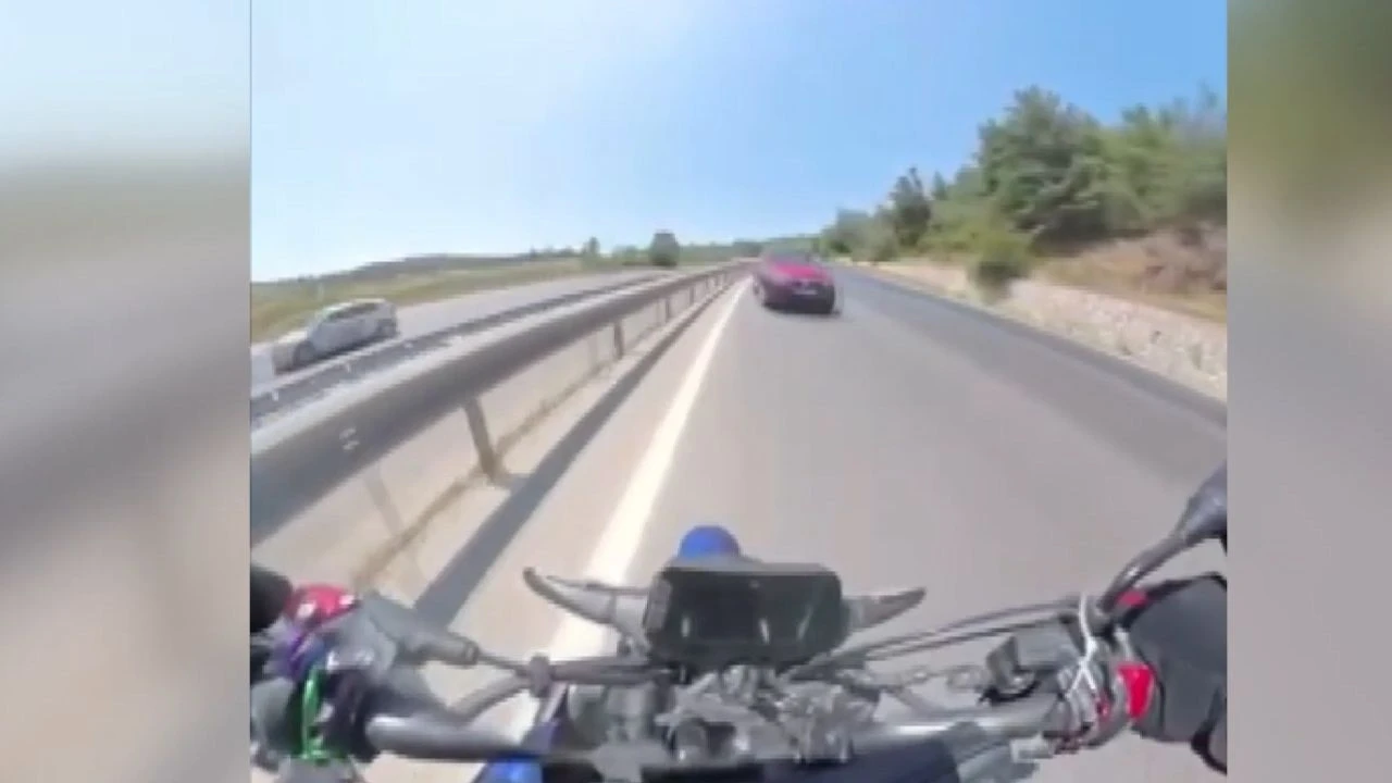 ters-yone-giren-otomobille-karsi-karsiya-gelen-motosikletin-surucusu-son-anda-kurtuldu.webp