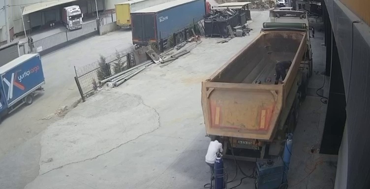 kocaeli-damper-kapaginin-basina-carpti-824363-244246.jpg