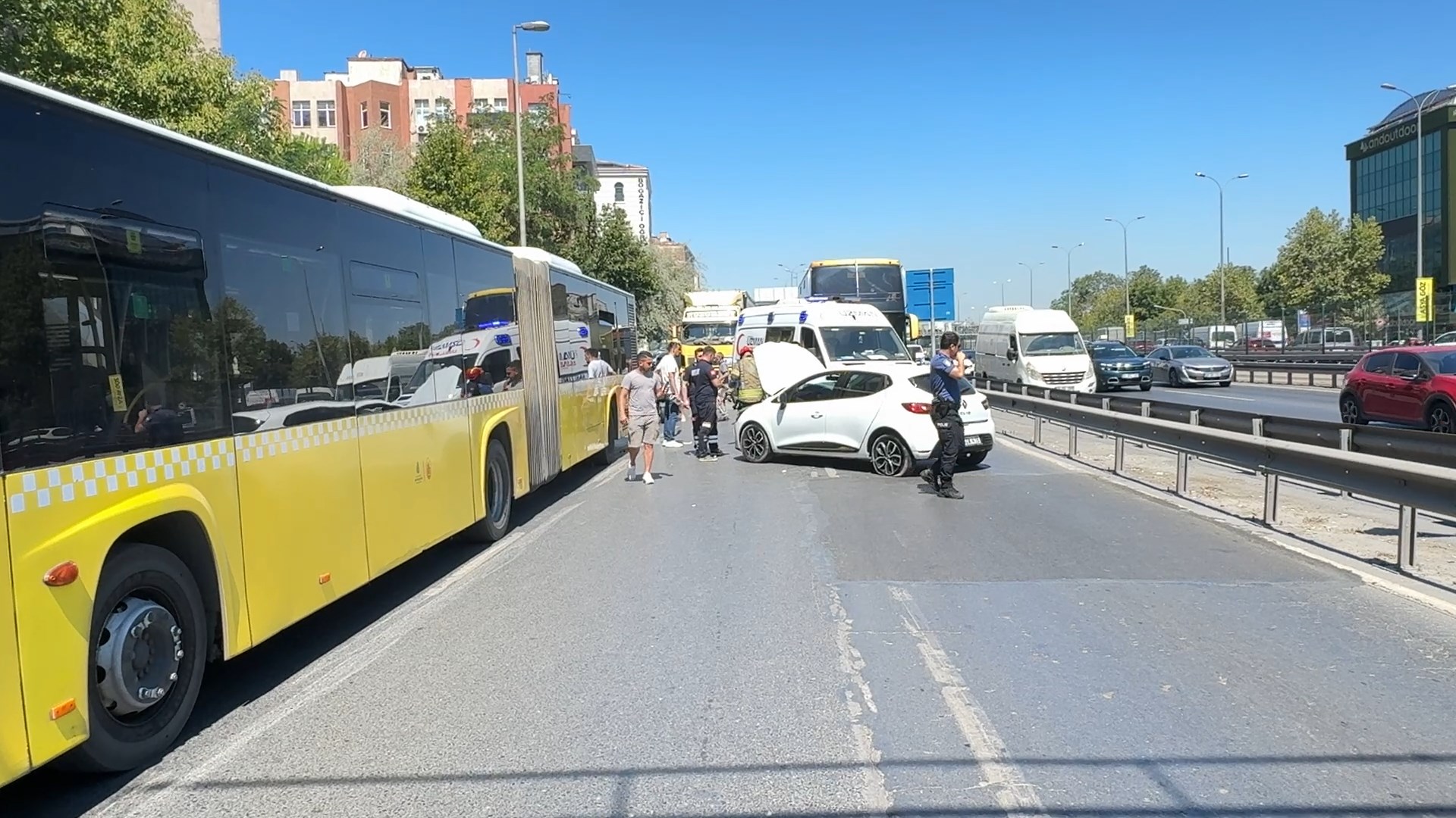 istanbul-avcilarda-otomobil-iett-otobu-825853-244682.jpg
