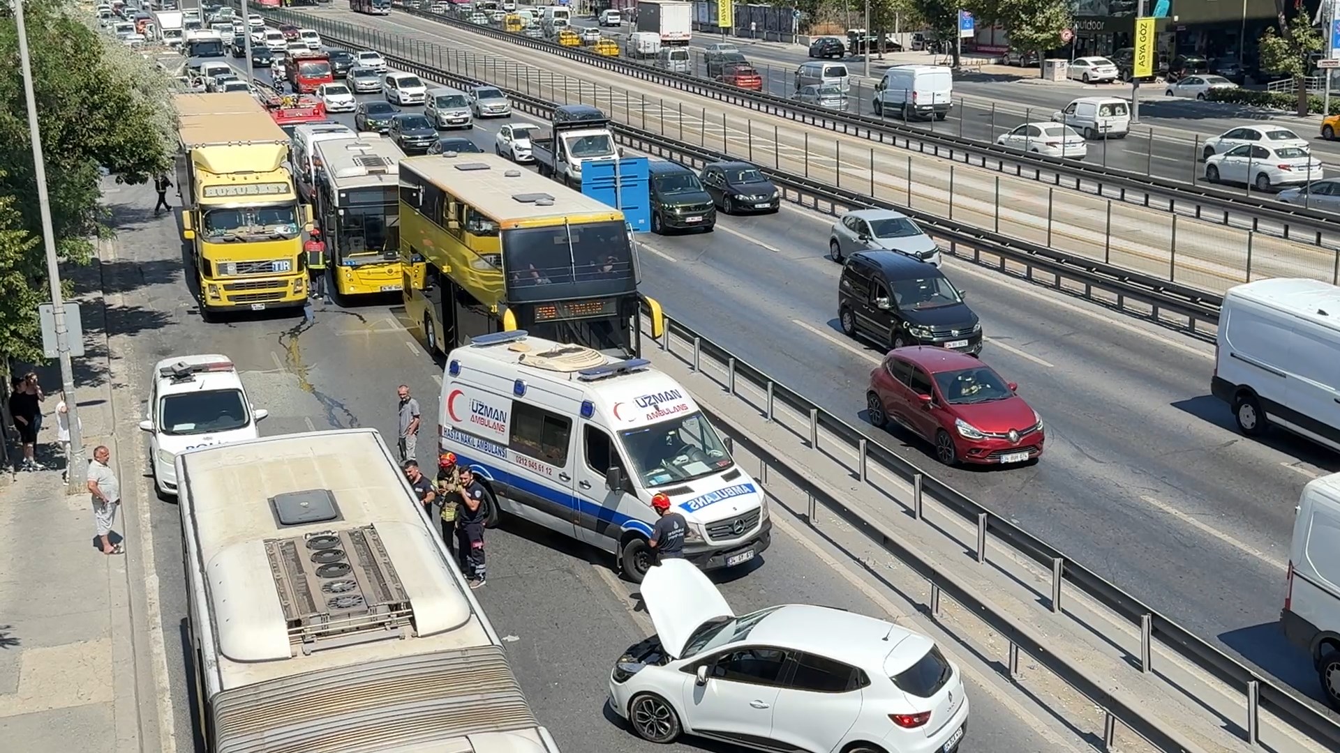 istanbul-avcilarda-otomobil-iett-otobu-825857-244682.jpg