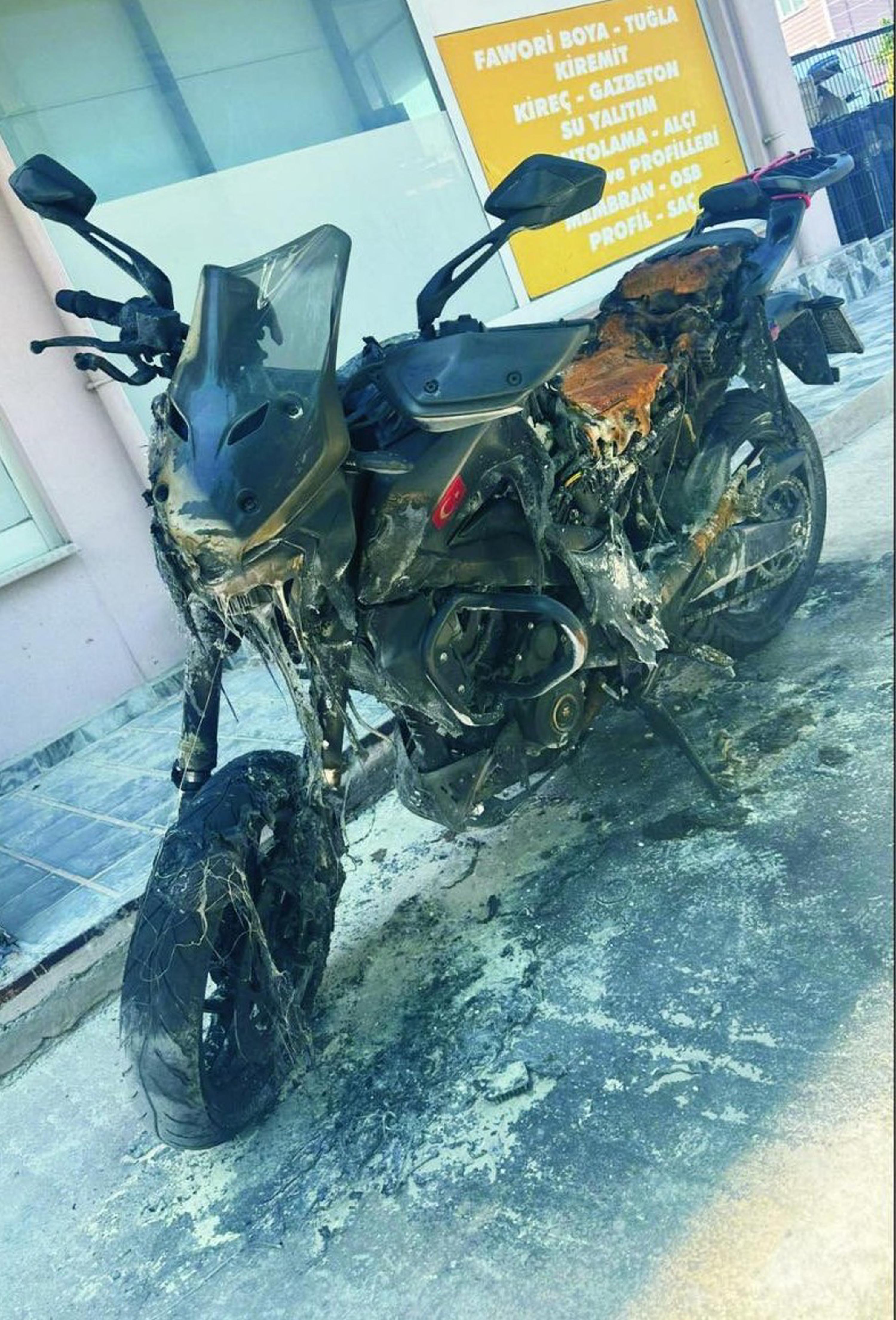 ayrildigi-esinin-motosikletini-50-bin-tl-829325-245744.jpg