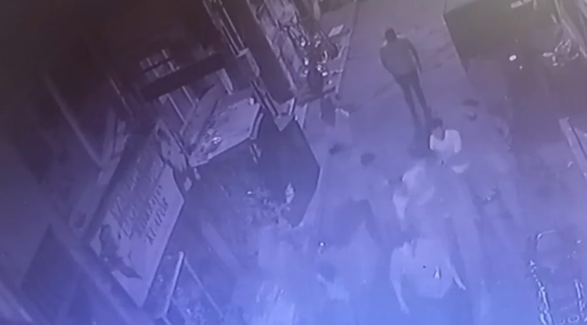 istanbul-beyoglunda-seyyar-satici-yer-830520-246129.jpg