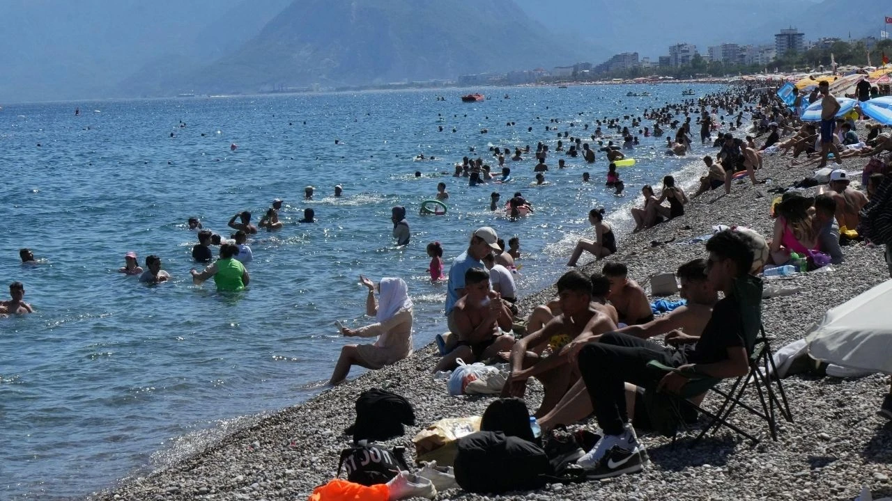 antalya-denize-doktu.webp