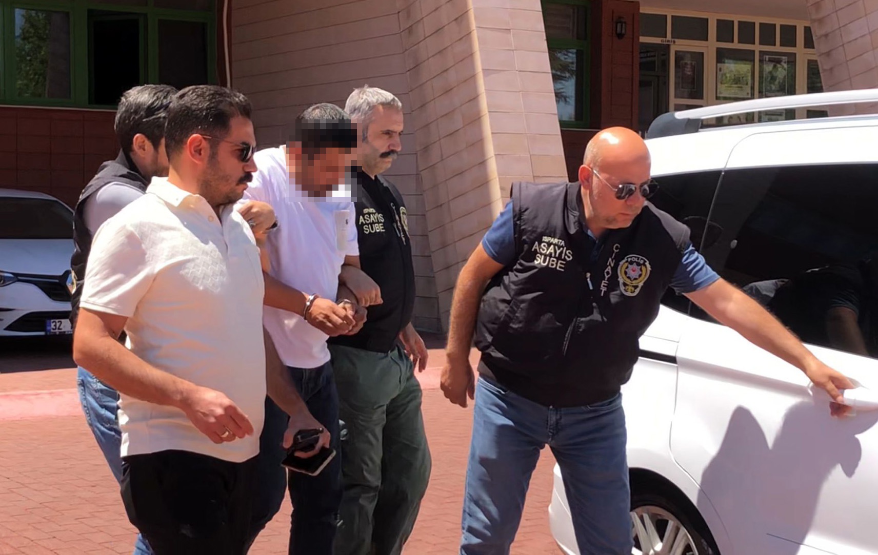 kiz-arkadasimi-rahatsiz-ettin-tartisma-835196-247511.jpg