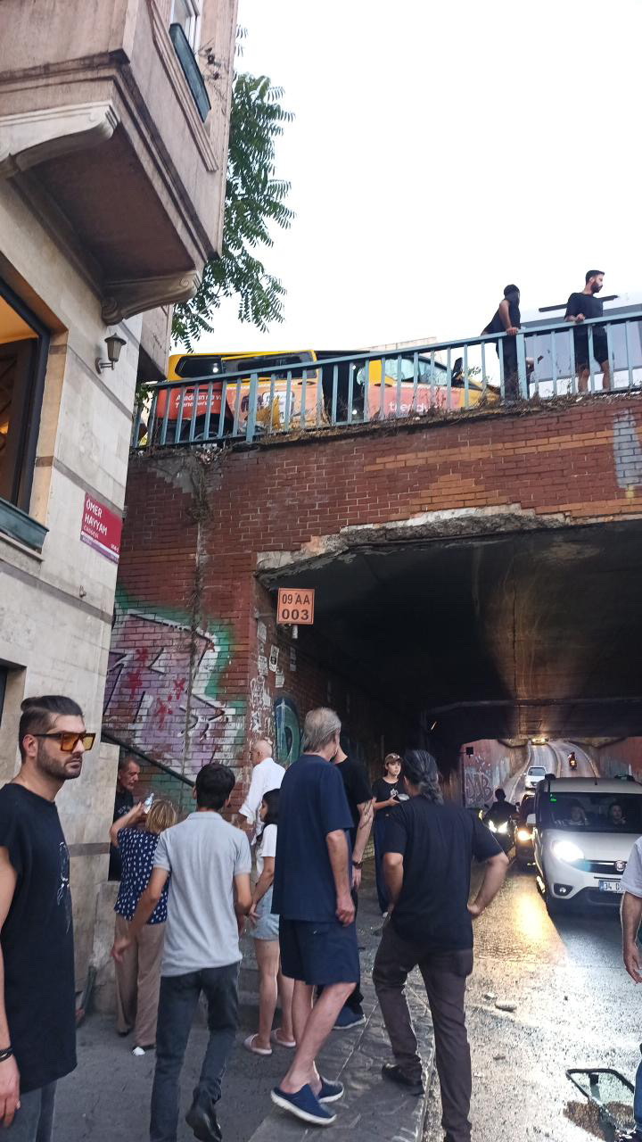 istanbul-beyoglunda-dolmus-otobuse-ar-837054-248097.jpg