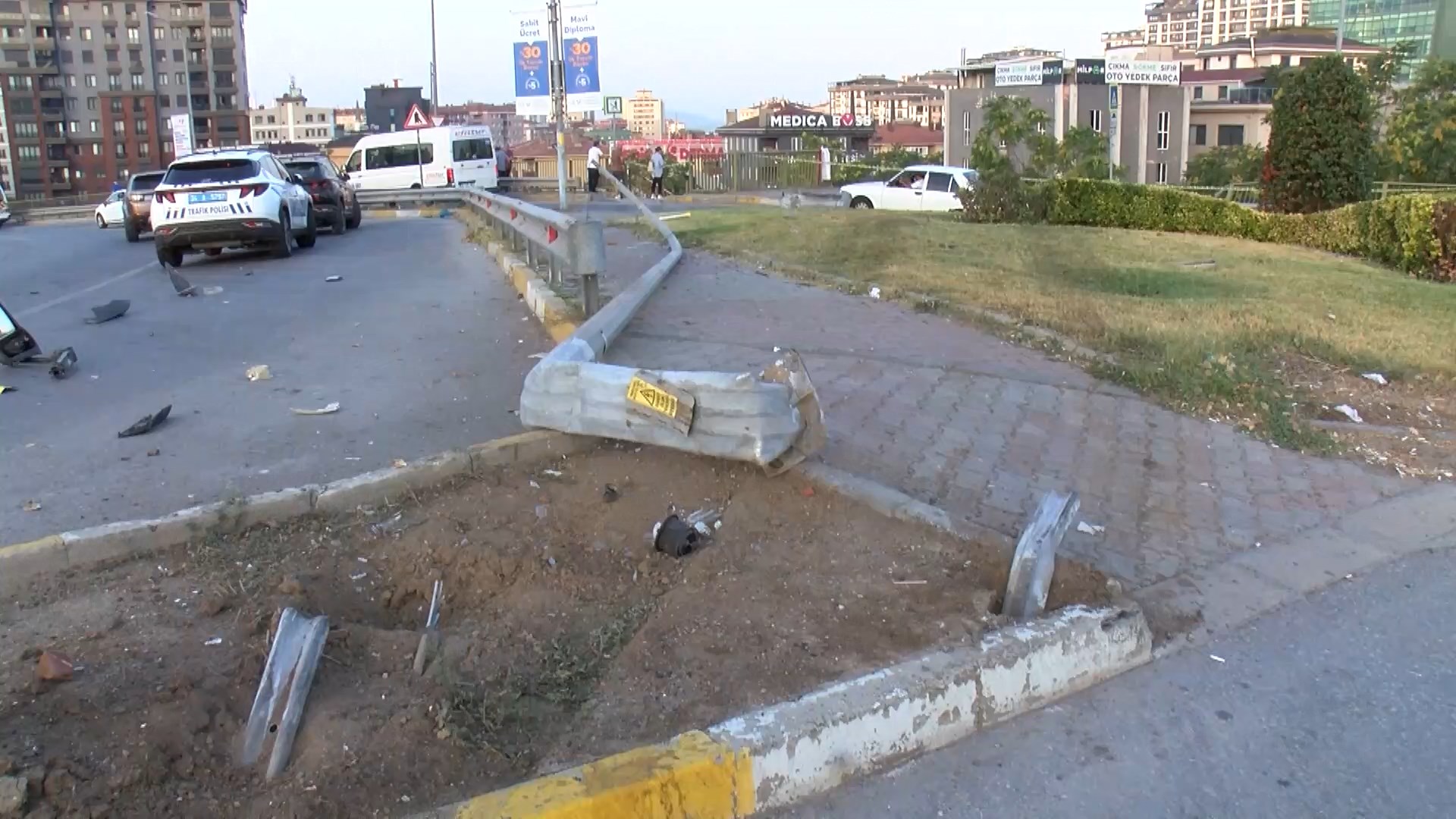 istanbul-maltepede-servis-otobusu-sar-838733-248584.jpg