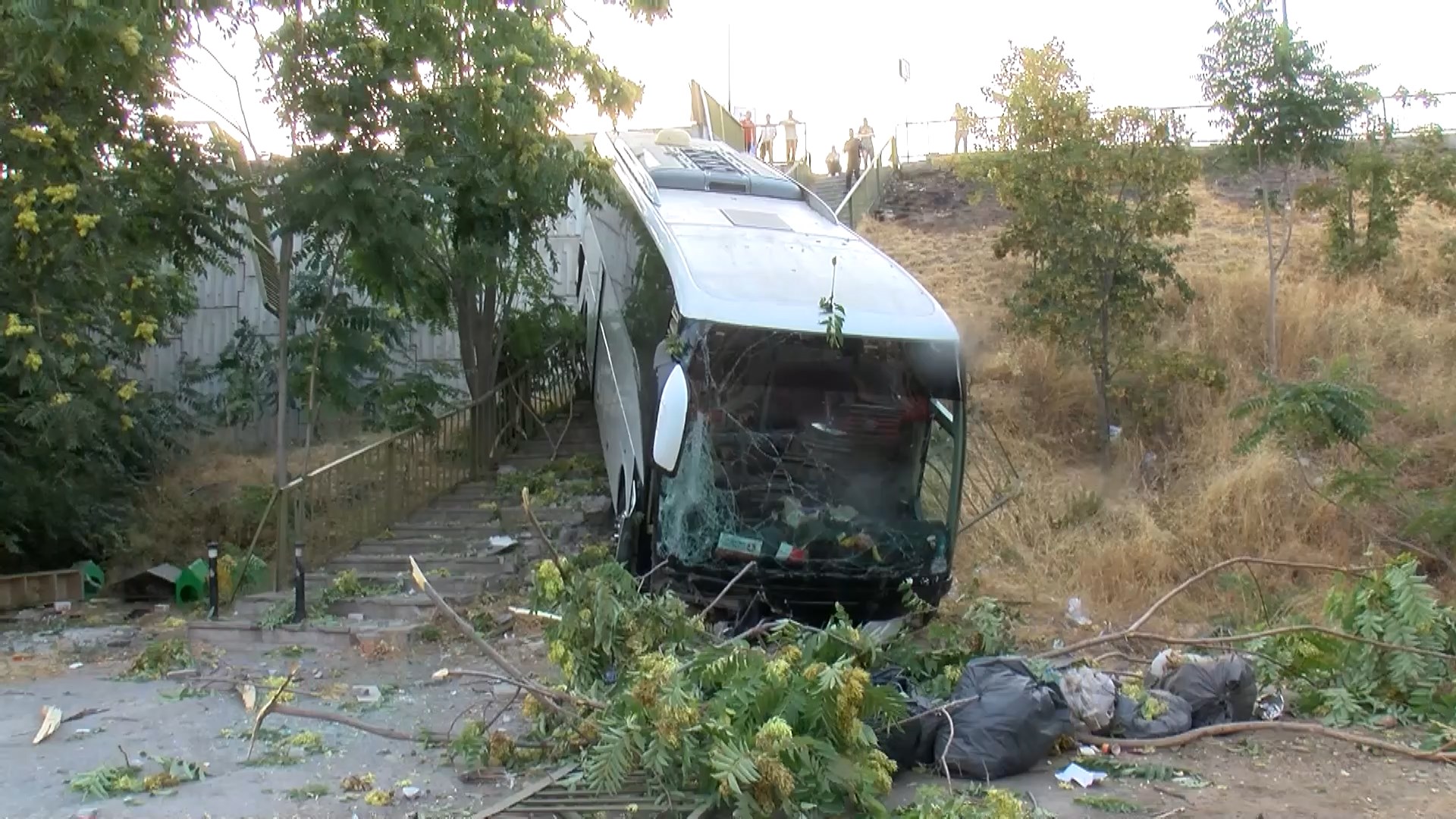 istanbul-maltepede-servis-otobusu-sar-838735-248584.jpg