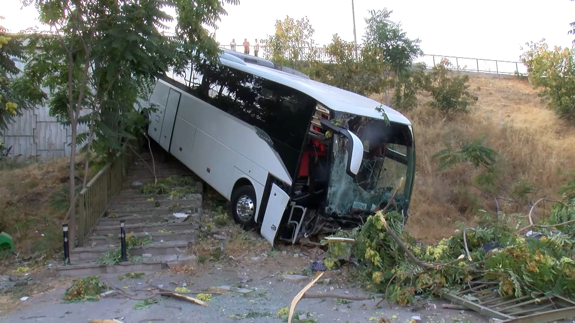 istanbul-maltepede-servis-otobusu-sar-838736-248584.jpg